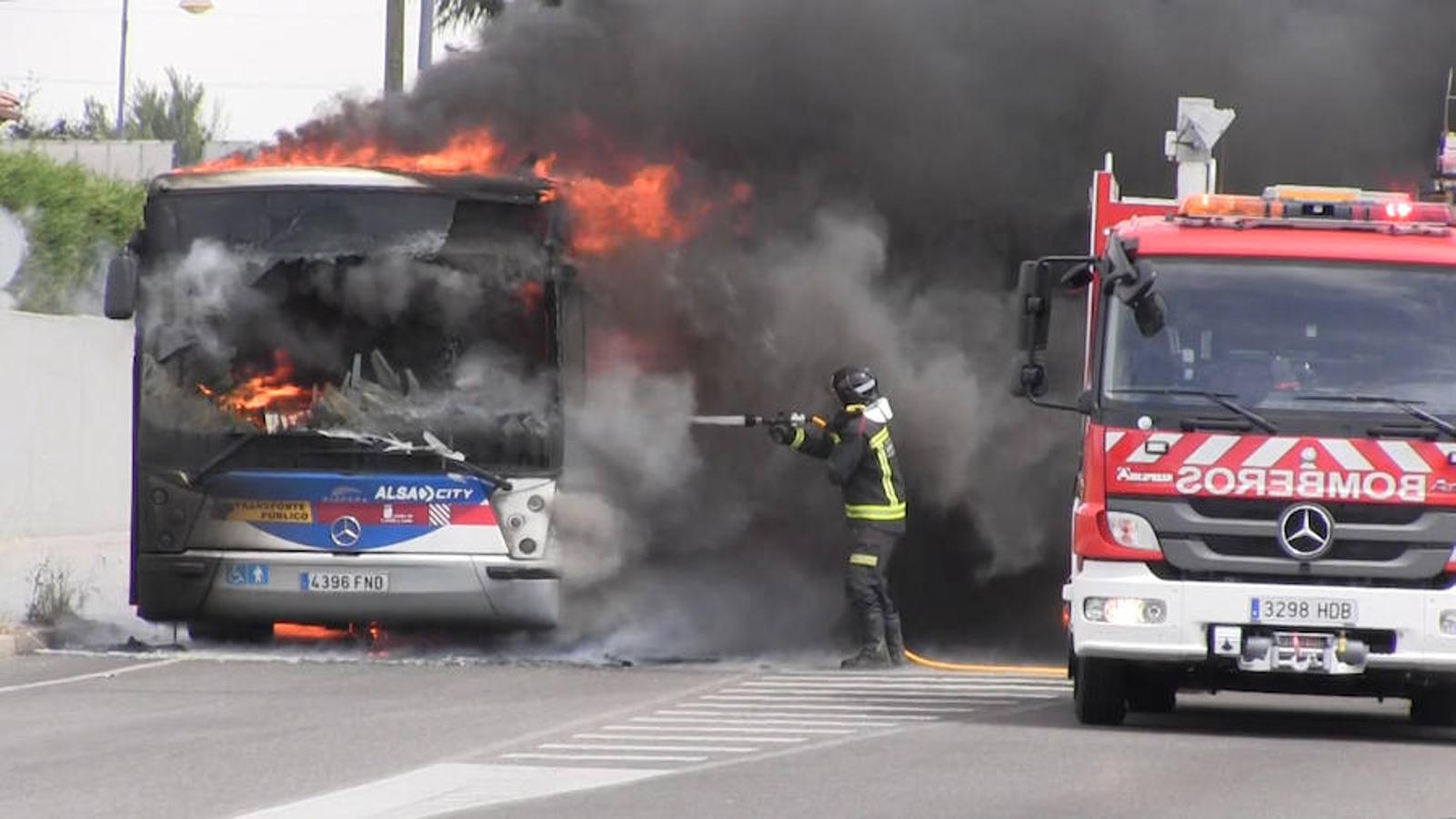 Arde un autobús urbano de León