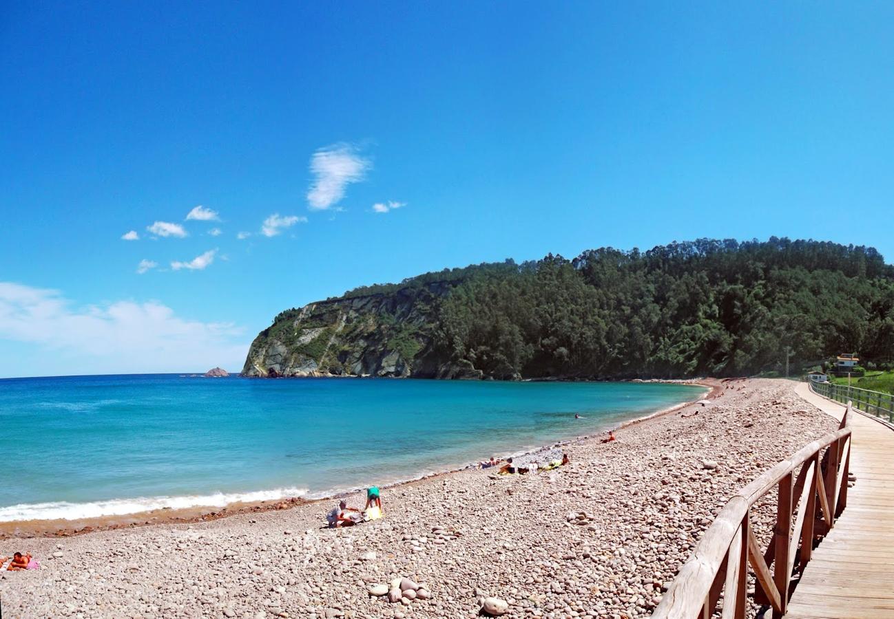 6 Playa de la Concha de Artedo (Cudillero). Galardonada con la bandera azul en 2013. Tiene partes de cantos y otras de arena y, gracias a los servicios de los que dispone, suele presentar gran afluencia de gente. u nombre responde a la forma geográfica de esta playa, que está resguardada por acantilados, y resulta ideal para acudir en familia.