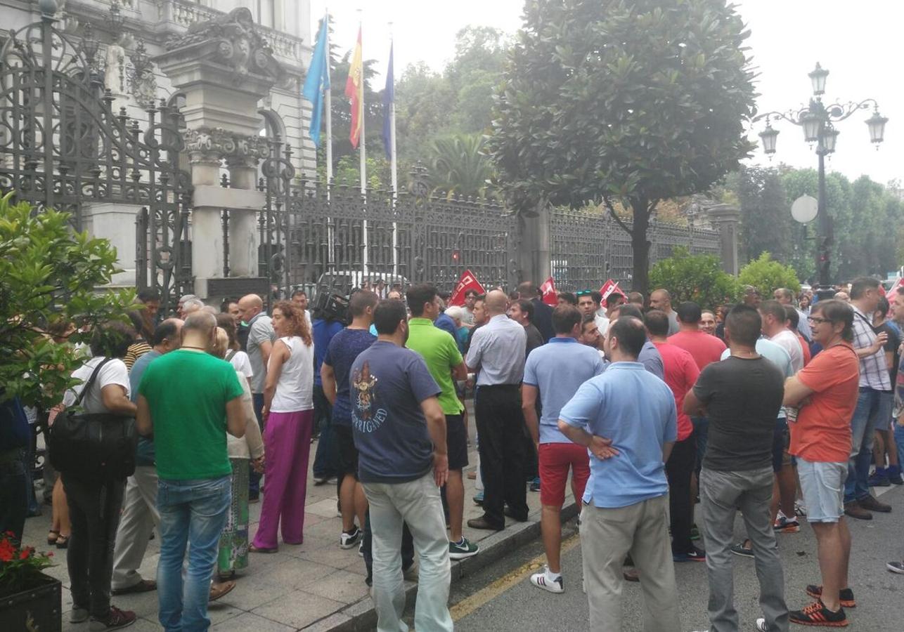 Concentración ante el Principado