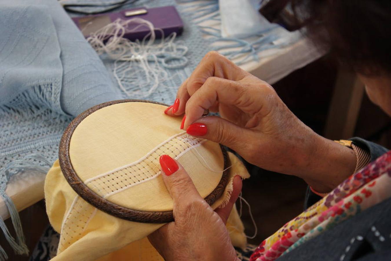 Haciendo encaje de bolillos