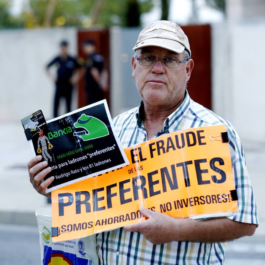 Un afectado por el fraude de las preferentes en la puerta de la sede de la Audiencia Nacional en San Fernando de Henares.