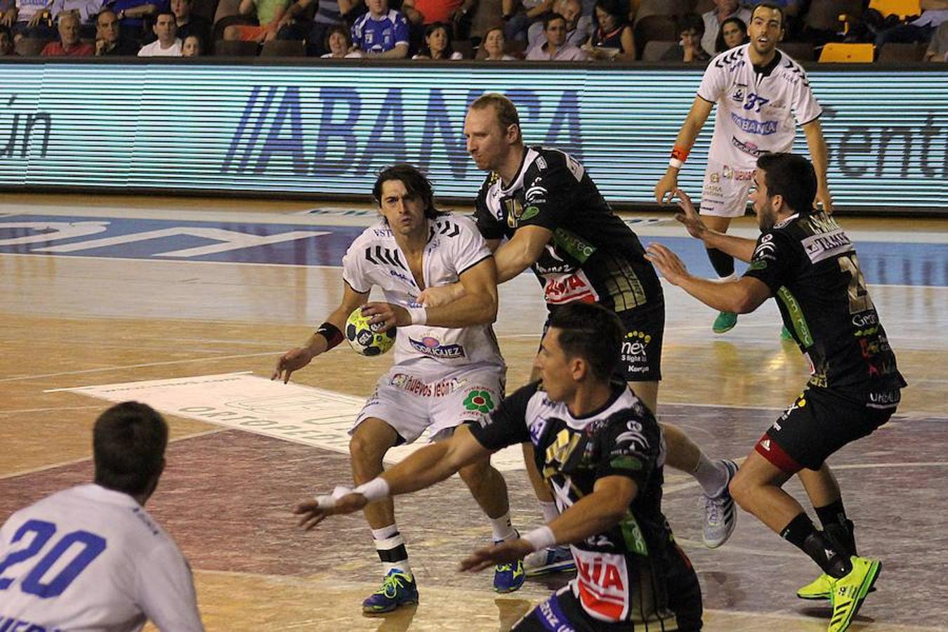 Victoria y homenaje en el municipal