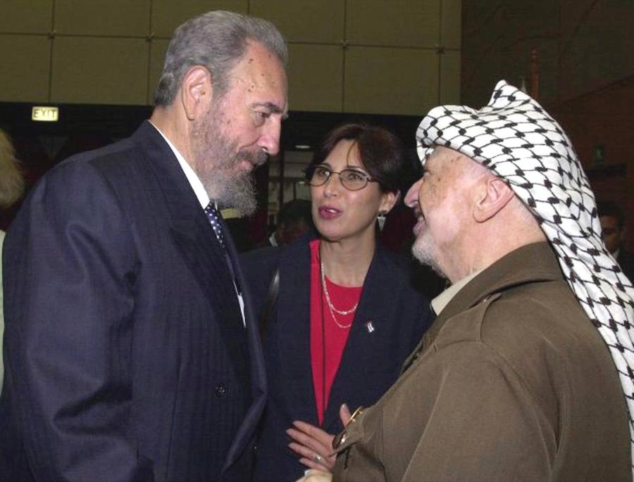 El líder palestino, Yasser Arafat habla con Fidel Castro en 2001.