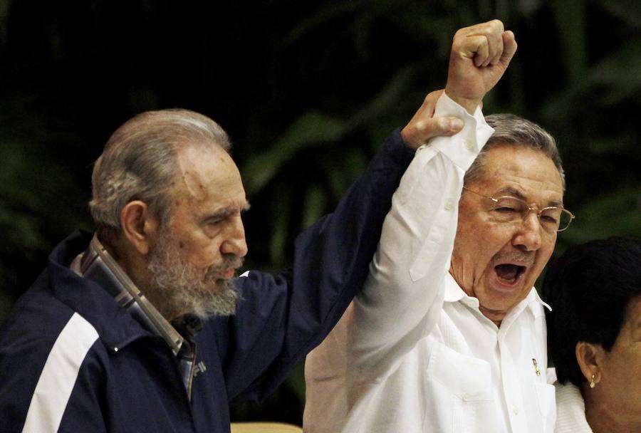 Fidel Castro junto a su hermano, Raúl.