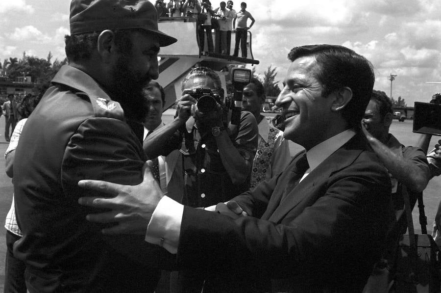 Fotografía de 1978 del entonces presidente del Gobierno español, Adolfo Suárez, con Fidel Castro en La Habana.