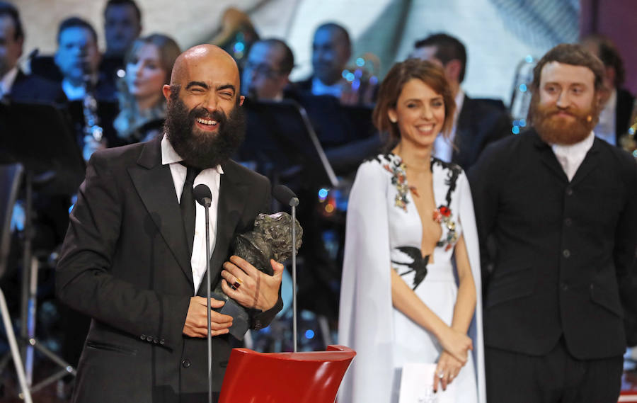 Carlos Díez recoge, en nombre de Paola Torres, el premio al mejor vestuario por '1898: Los últimos de Filipinas'.