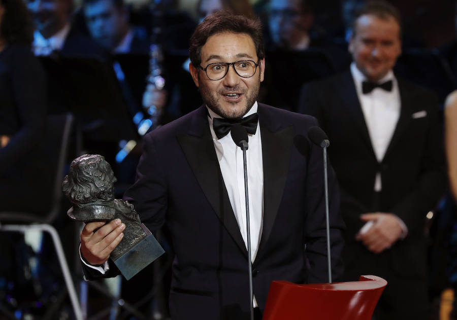 Carlos Santos recibe el Goya a mejor actor revelación por 'El hombre de las mil caras'.