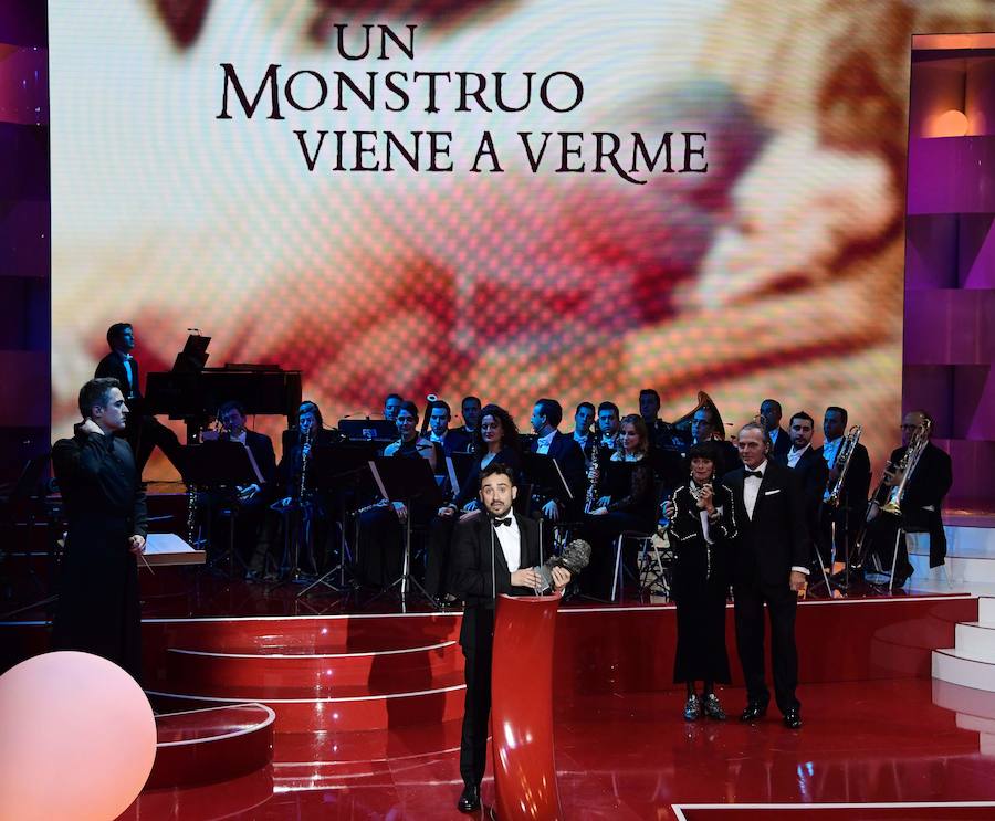 J. A. Bayona recoge el Goya al mejor director, uno de los nueve premios que ha ganado su película 'Un monstruo viene a verme'