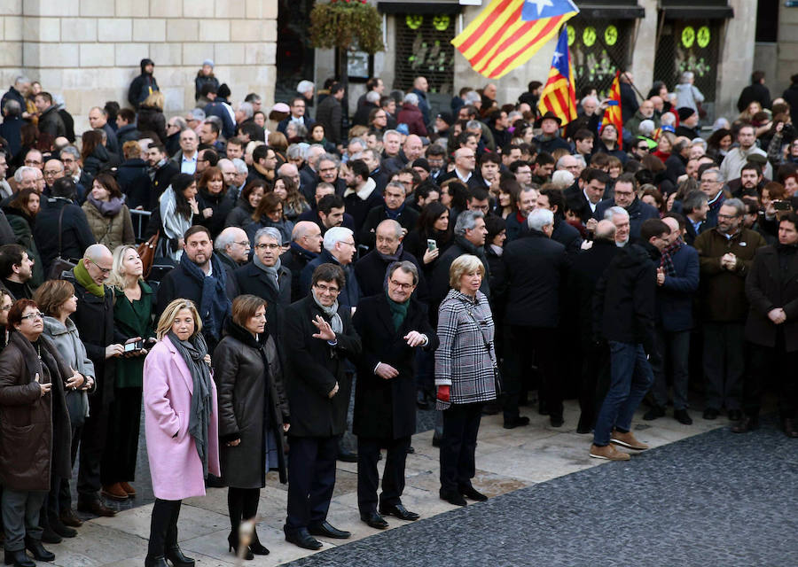 Miles de personas arropan a Artur Mas hasta el TSJC