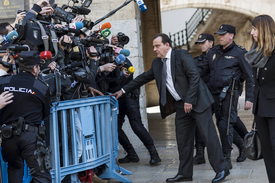 El fiscal del caso Nóos Pedro Horrach ha dicho a los periodistas que está "valorando la posibilidad de pedir el ingreso en prisión" de Urdangarin y Torres para evitar el riesgo de fuga y ha solicitado una vista de medidas cautelares.