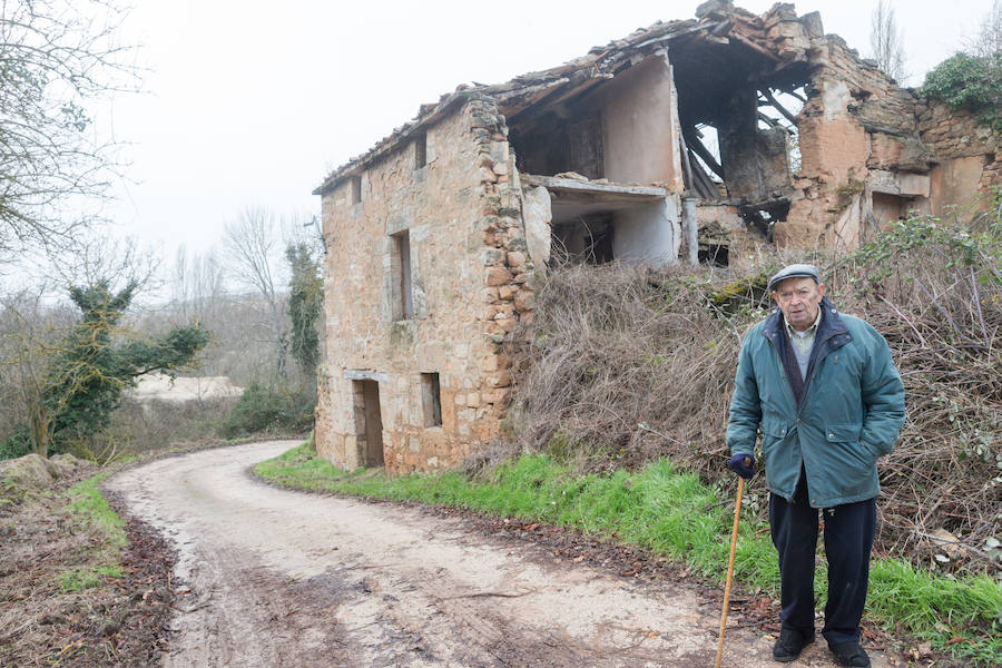 Severino Ruiz, de 80 años de edad, en su antiguo pueblo, actualmente deshabitado, Bárcena de Bureba (Burgos)