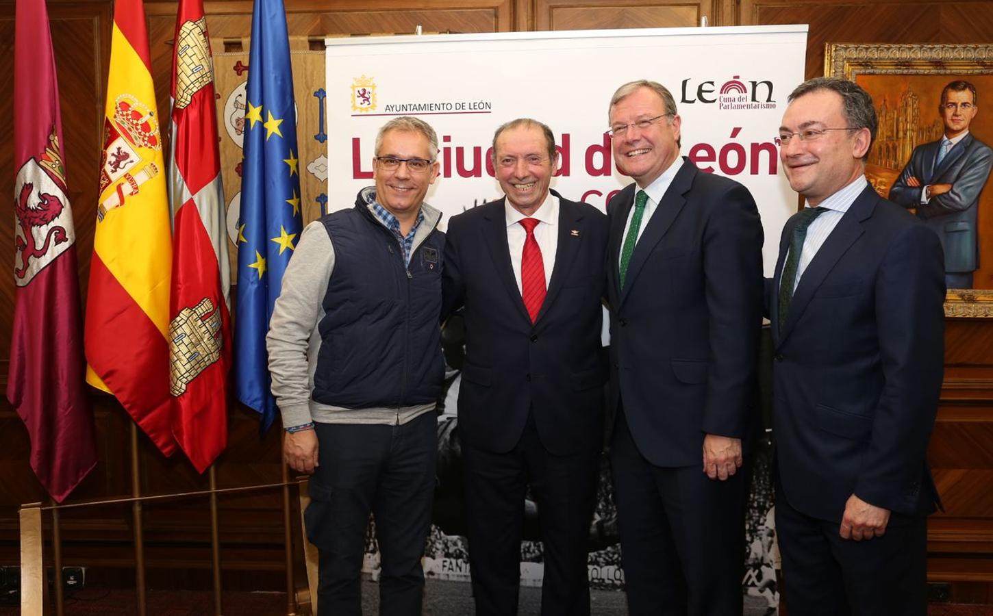 León abraza a Quini