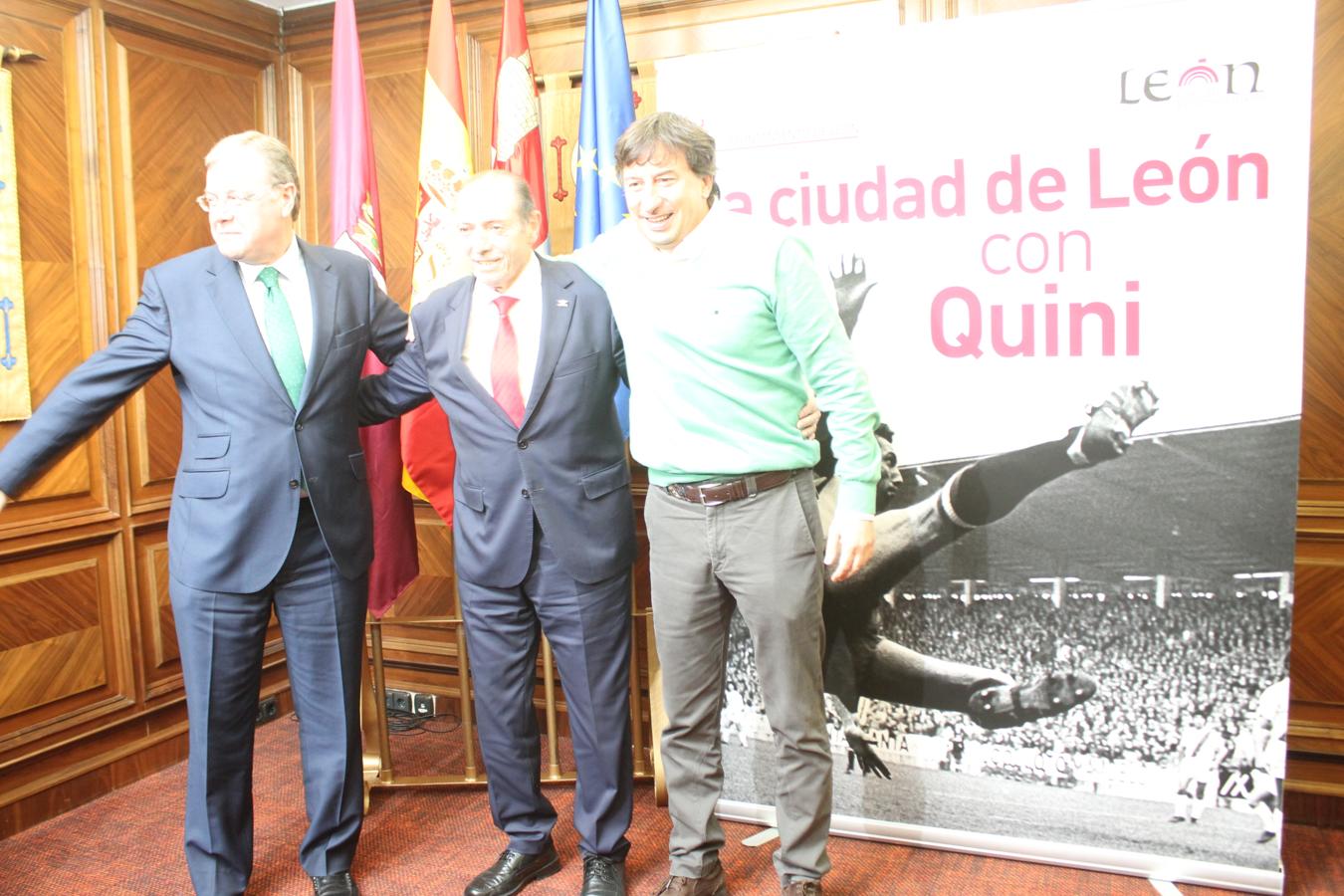 León abraza a Quini