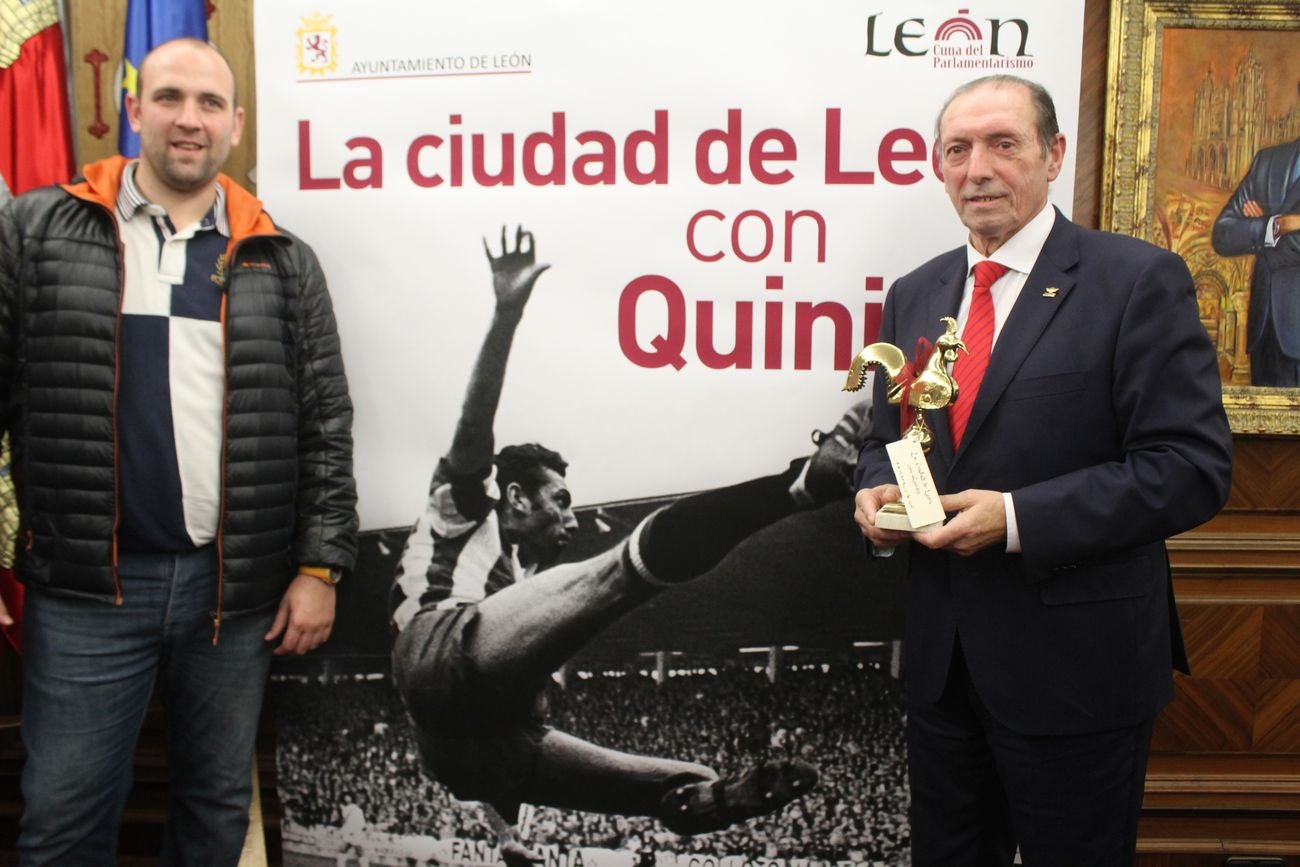 León abraza a Quini