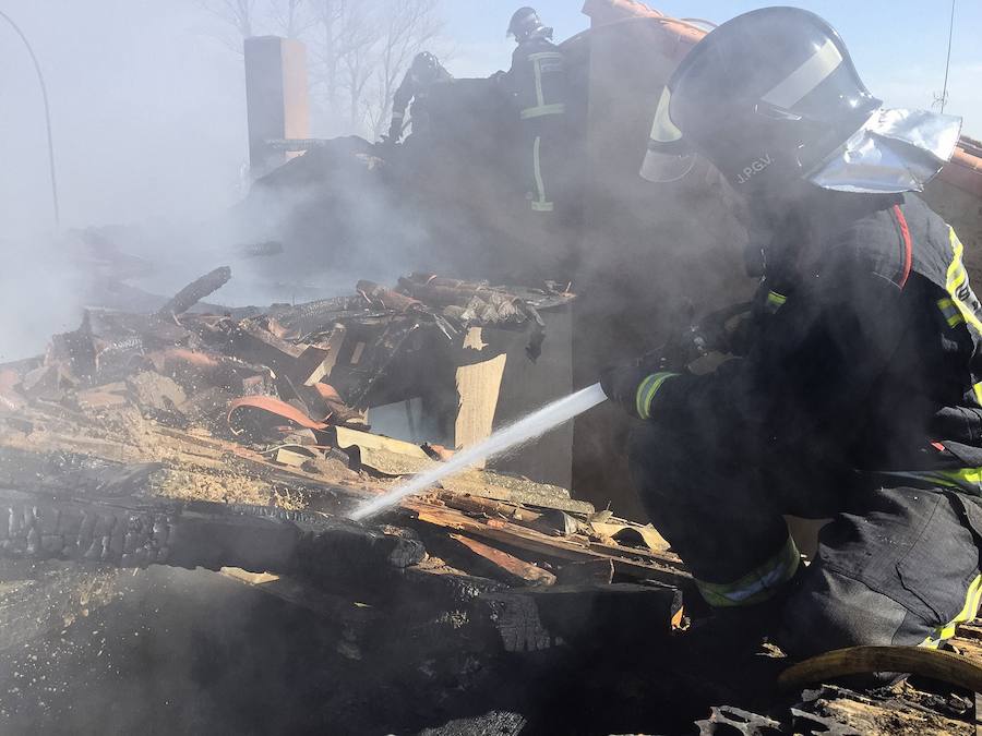 Un fuego reduce a escombros una vivienda en Valduvieco