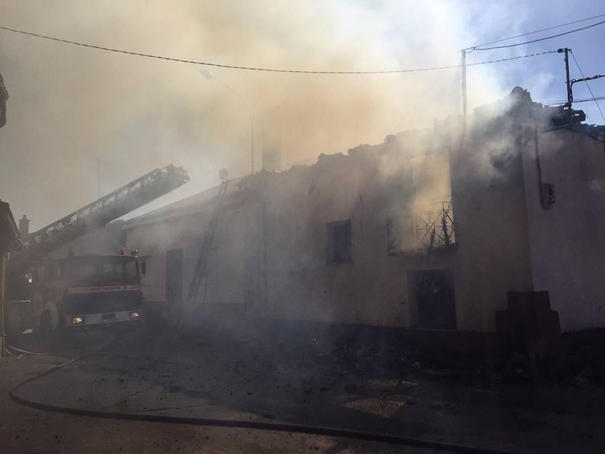 Un fuego reduce a escombros una vivienda en Valduvieco