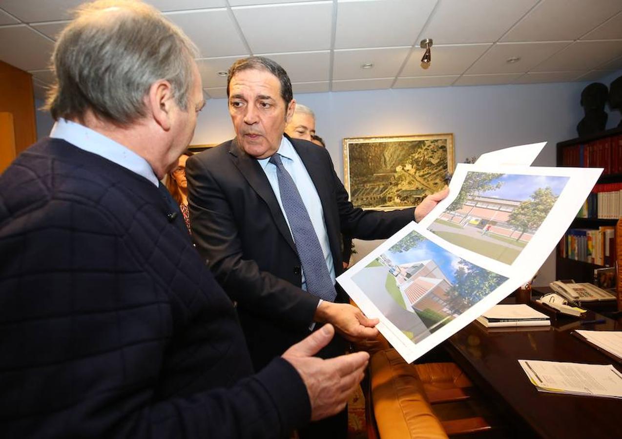 El consejero de Sanidad, Antonio María Sáez, visita Bembibre