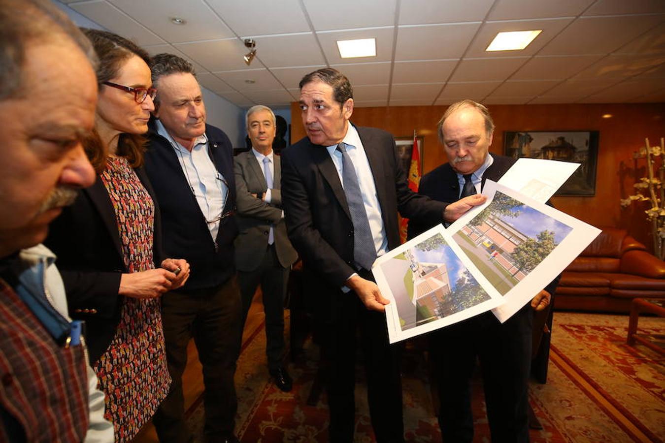 El consejero de Sanidad, Antonio María Sáez, visita Bembibre