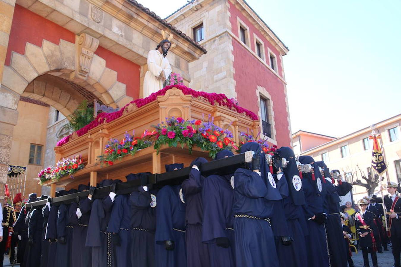 El sol arropa el Sábado de Pasión