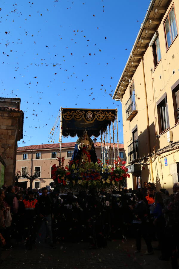 El sol arropa el Sábado de Pasión