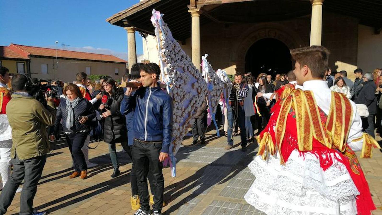 Laguna de Negrillos saca a la Virgen del Arrabal