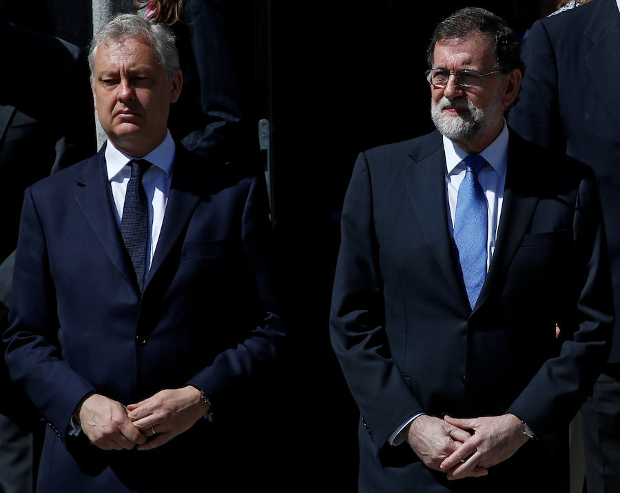 El presidente del Gobierno, Mariano Rajoy, y Simon Manley, embajador británico en España, guardan un minuto de silencio por las víctimas.