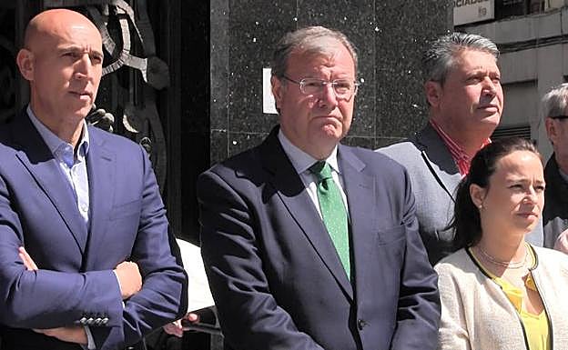 Minuto de silencio en las puertas del Ayuntamiento.