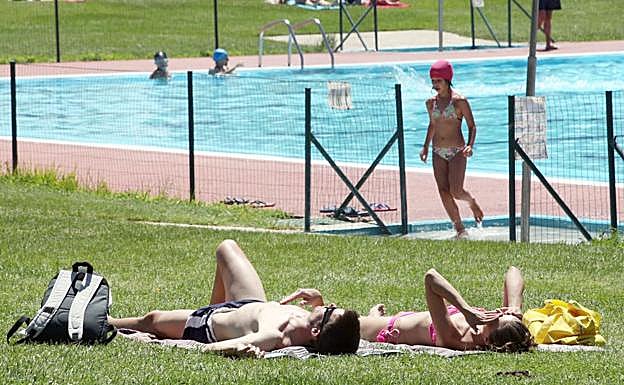 Una de las piscinas municipales de León.