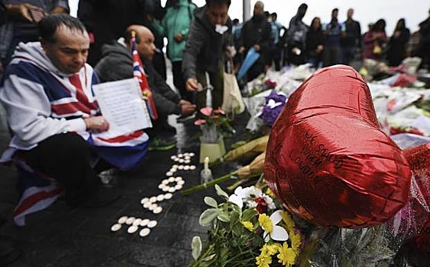 Homenaje a las víctimas del atentado de Lodres.