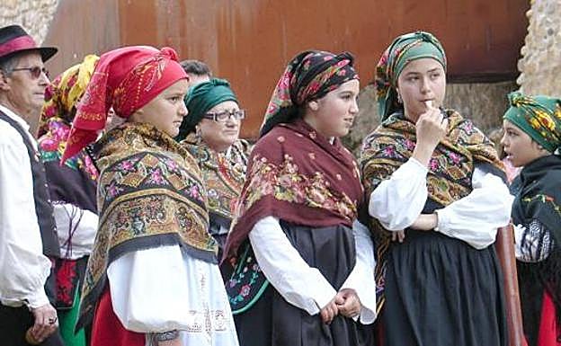 Jóvenes durante el festejo de Santa Cecilia.