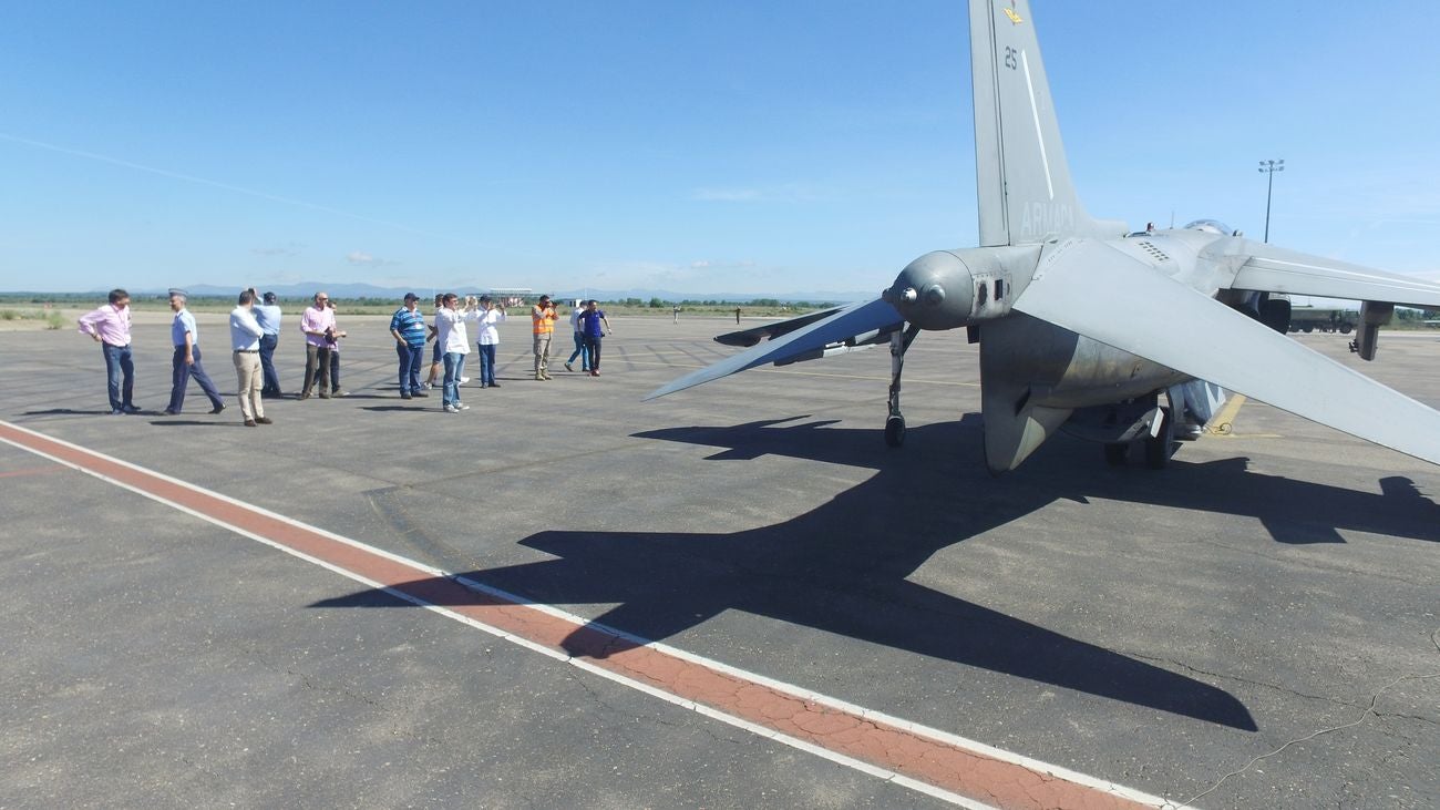 La Base Aérea de la Virgen del Camino acoge a los aviones que este domingo formarán parte de la exhibición aérea con motivo del XXV aniversario de la base aérea de la Virgen del Camino