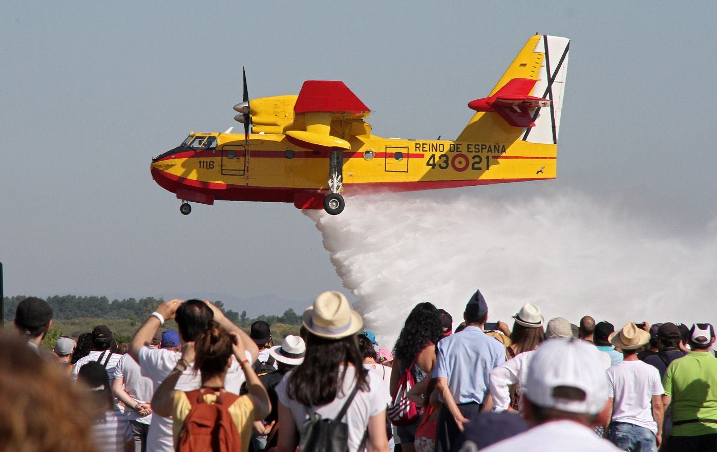 Miles de personas se dan cita en el Aeropuerto de León y en la Base Aérea de La Virgen para presenciar la exhibición aérea | Patrulla Águila, F18, Eurofigter y helicópteros Tiger, entre otros, volarán sobre León