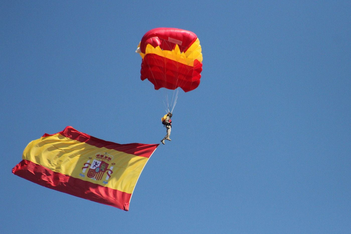 Miles de personas se dan cita en el Aeropuerto de León y en la Base Aérea de La Virgen para presenciar la exhibición aérea | Patrulla Águila, F18, Eurofigter y helicópteros Tiger, entre otros, volarán sobre León