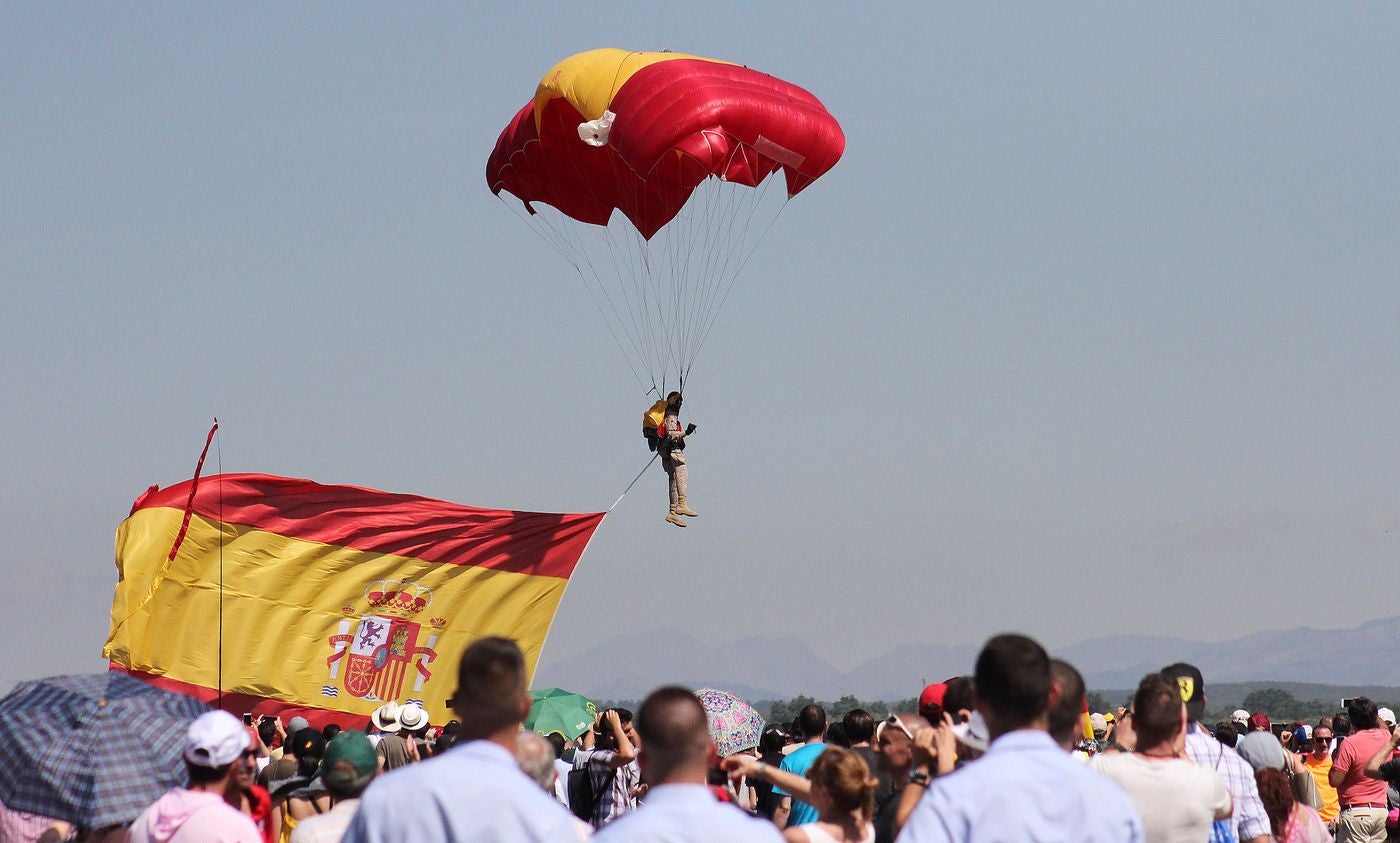 Miles de personas se dan cita en el Aeropuerto de León y en la Base Aérea de La Virgen para presenciar la exhibición aérea | Patrulla Águila, F18, Eurofigter y helicópteros Tiger, entre otros, volarán sobre León