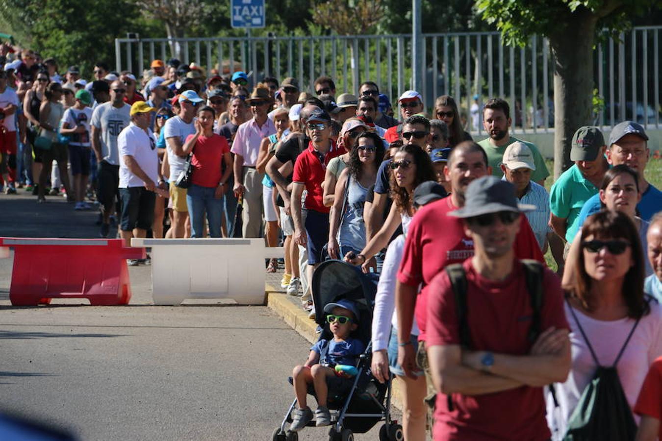 Ambiente durante la jornada de exhibición aérea