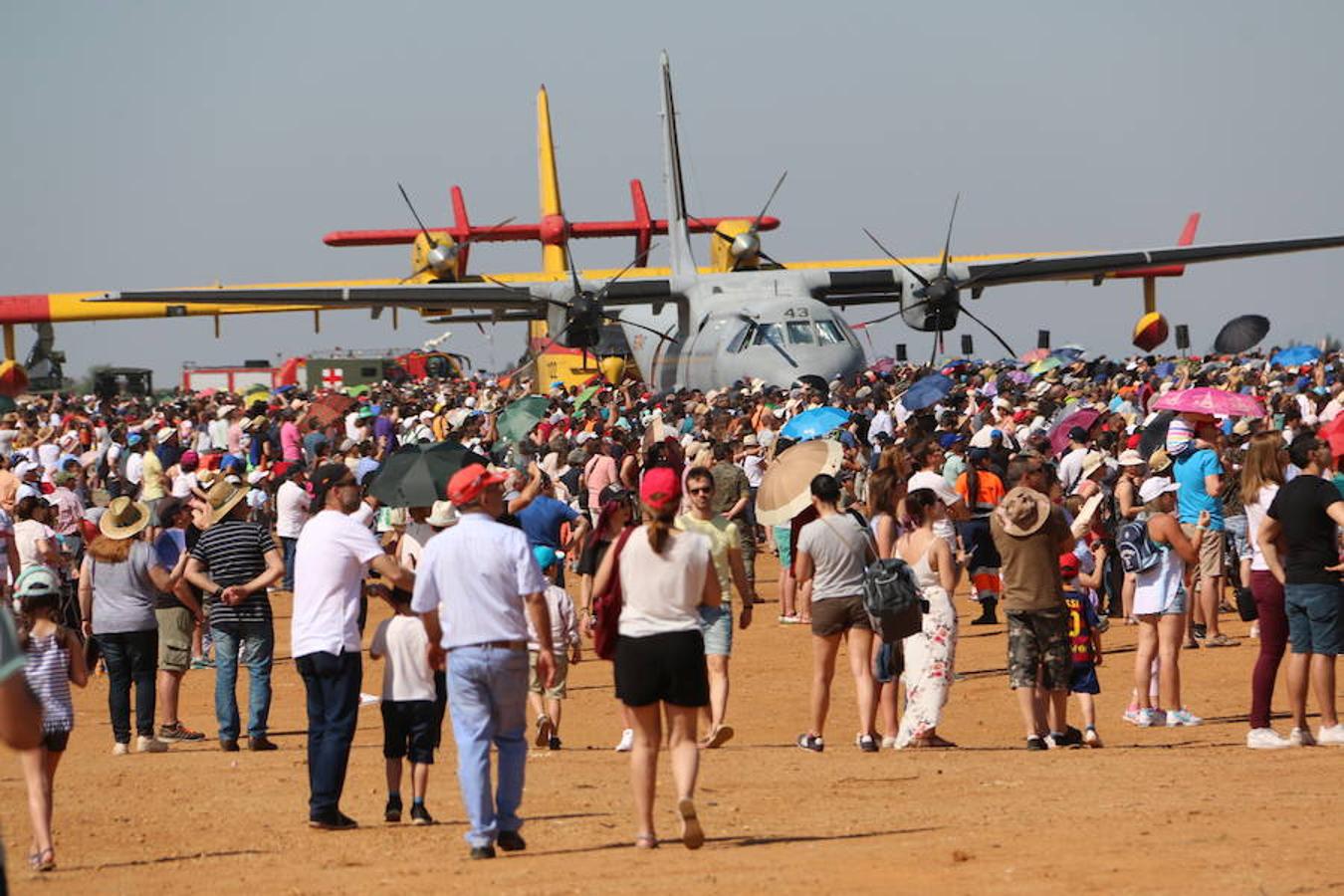 Ambiente durante la jornada de exhibición aérea
