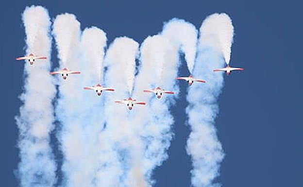 La Patrulla Águila surcando el cielo.