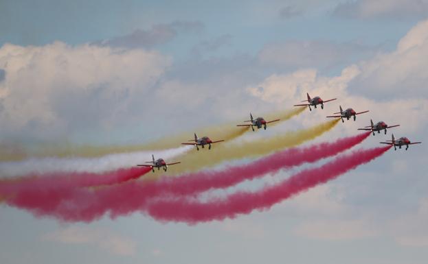 Imagen. La Patrulla Águila en el cielo leonés.