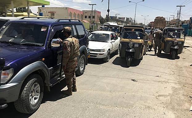 Un control de Policía en Pakistán. 