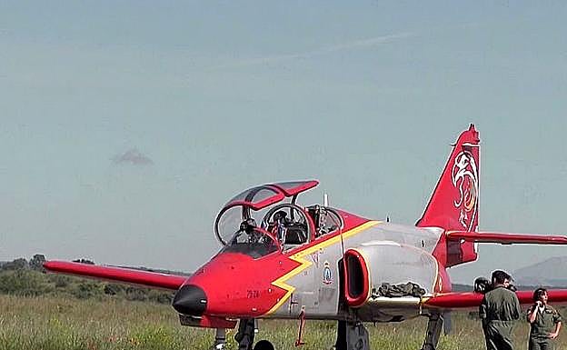 Un avión de la Patrulla Águila en la Base Aérea de la Virgen delCamino.