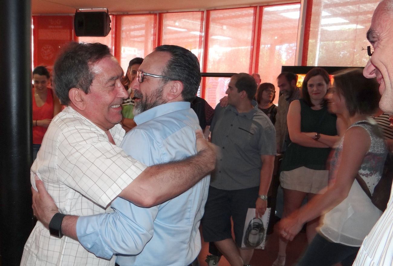 Un buen puñado de exjugadores se citan para homenajear por sorpresa a José Antonio Valladaes, el 'alma' del voleibol.