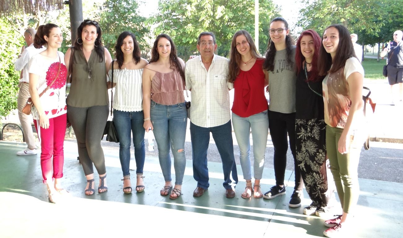 Un buen puñado de exjugadores se citan para homenajear por sorpresa a José Antonio Valladaes, el 'alma' del voleibol.