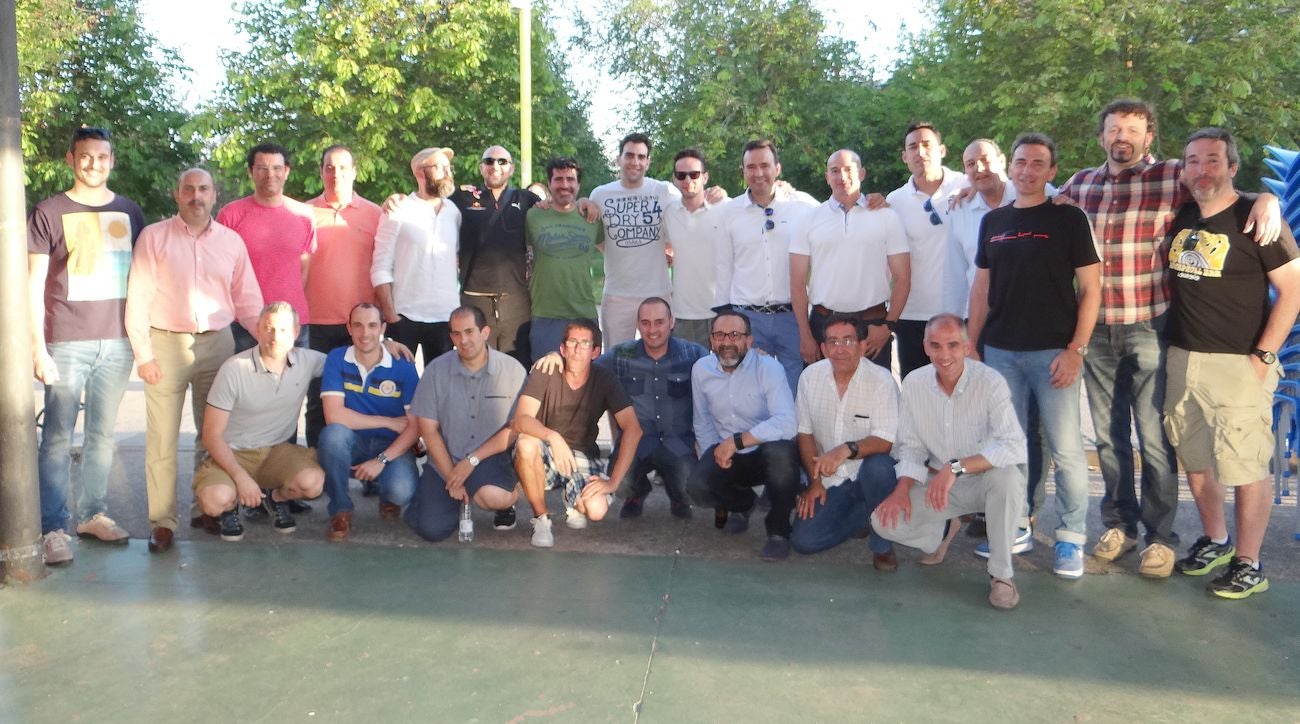 Un buen puñado de exjugadores se citan para homenajear por sorpresa a José Antonio Valladaes, el 'alma' del voleibol.