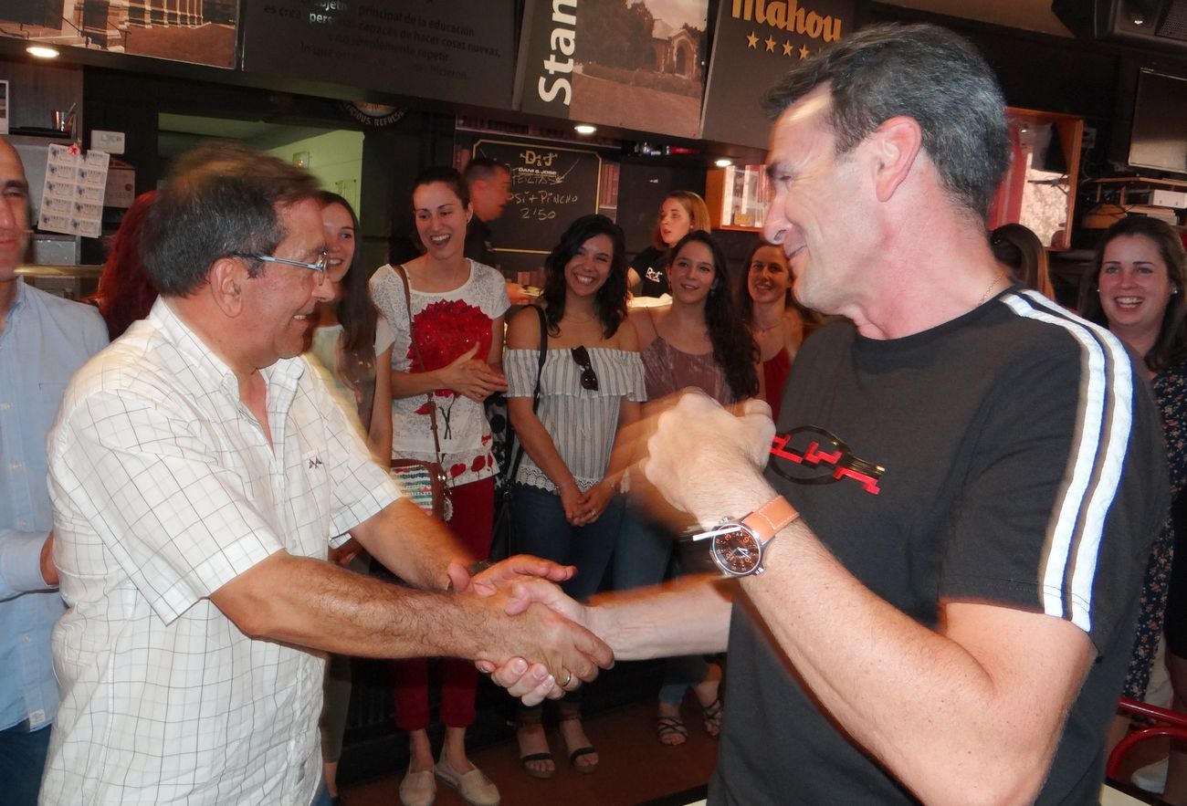 Un buen puñado de exjugadores se citan para homenajear por sorpresa a José Antonio Valladaes, el 'alma' del voleibol.