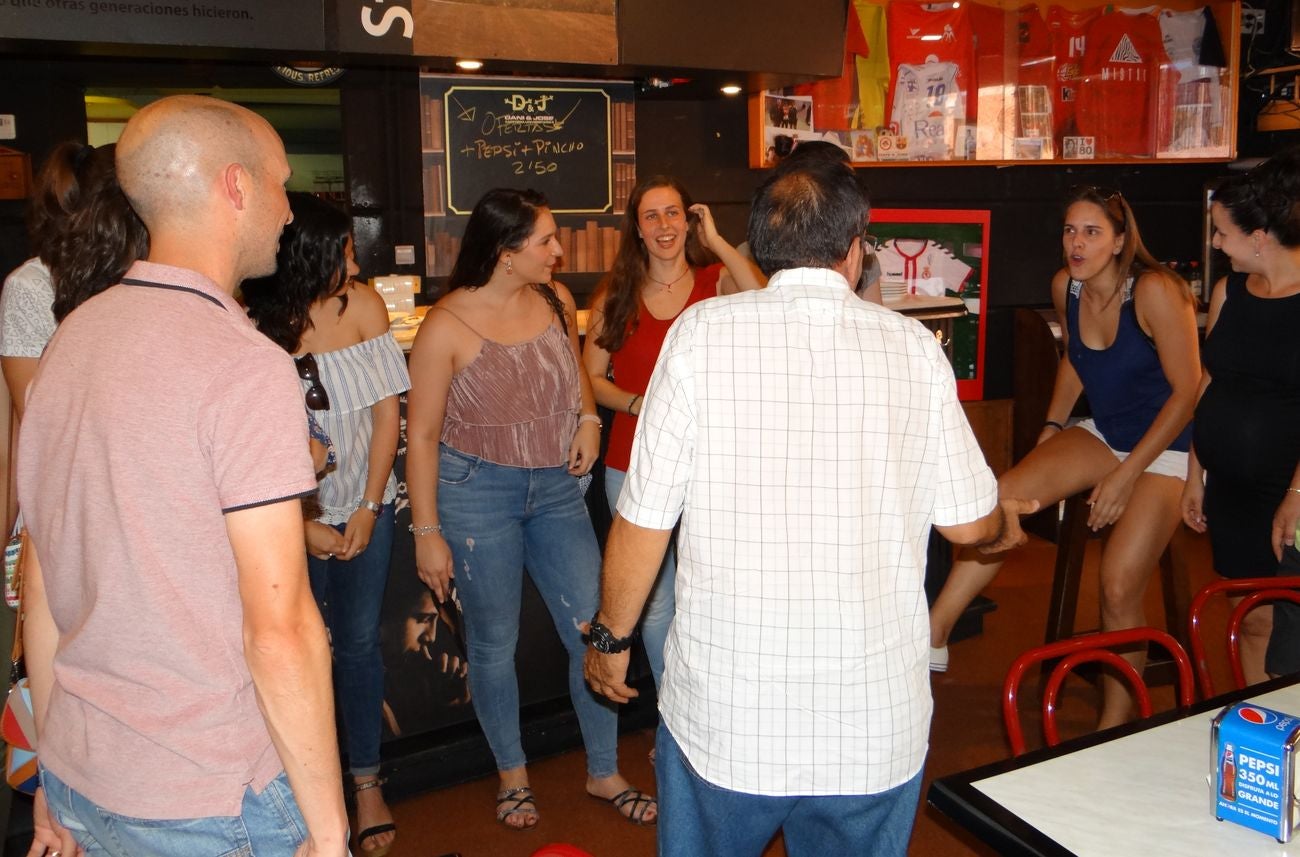 Un buen puñado de exjugadores se citan para homenajear por sorpresa a José Antonio Valladaes, el 'alma' del voleibol.