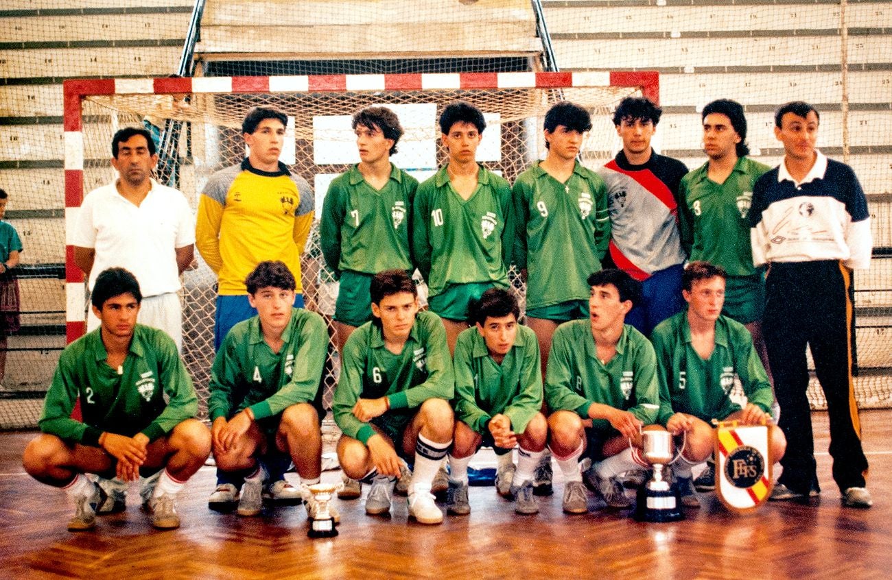 Un buen puñado de exjugadores se citan para homenajear por sorpresa a José Antonio Valladaes, el 'alma' del voleibol.