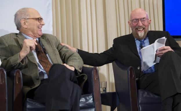 Fotografía de archivo de Kip Thorne (d) y Rainer Weiss.