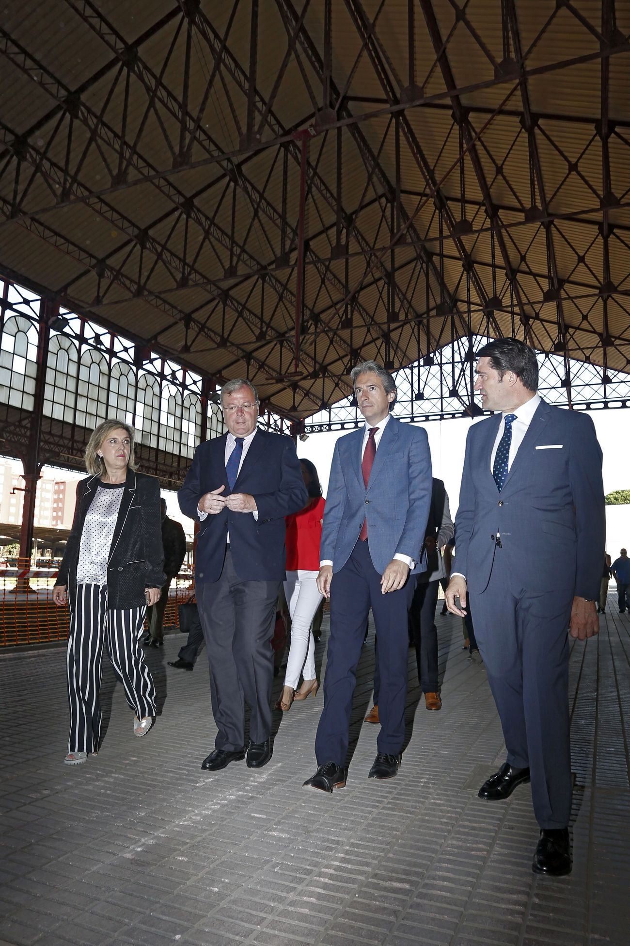 El ministro de Fomento, Íñigo de la Serna, presenta las actuaciones previstas para a la supresión del fondo de saco ferroviario y la integración de la línea Feve en la ciudad de León. Le acompañan, el alcalde de León, Antonio Silván y el consejero de Fomento, Juan Carlos Suárez-Quiñones