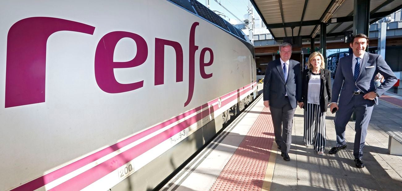 El ministro de Fomento, Íñigo de la Serna, presenta las actuaciones previstas para a la supresión del fondo de saco ferroviario y la integración de la línea Feve en la ciudad de León. Le acompañan, el alcalde de León, Antonio Silván y el consejero de Fomento, Juan Carlos Suárez-Quiñones