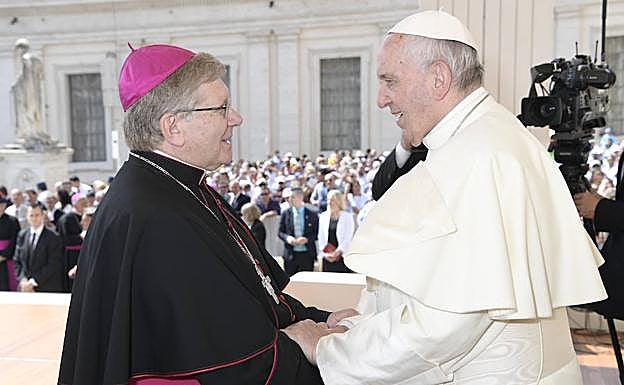 El Obispo de Astorga saluda al Papa Francisco.